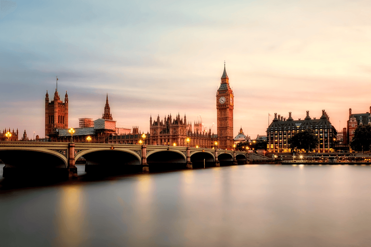 Image of London with Big Bend and other buildings near the water